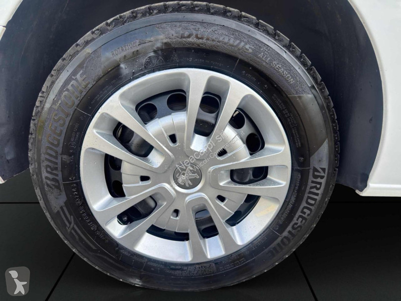 عربة نفعية Peugeot Traveller