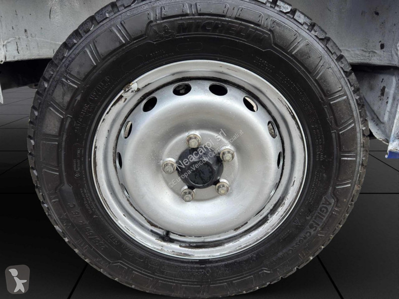 عربة نفعية Nissan