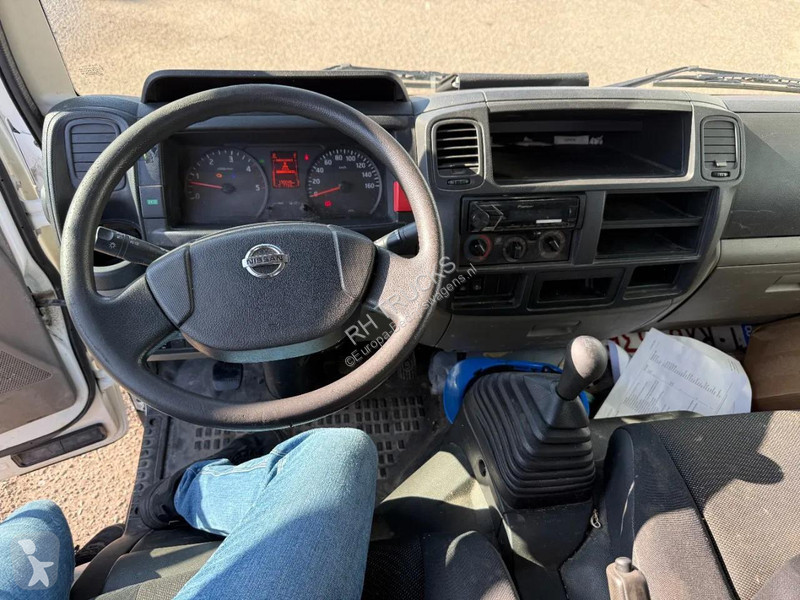 Furgoneta Nissan 35.13 met paus verhuislift 25...
