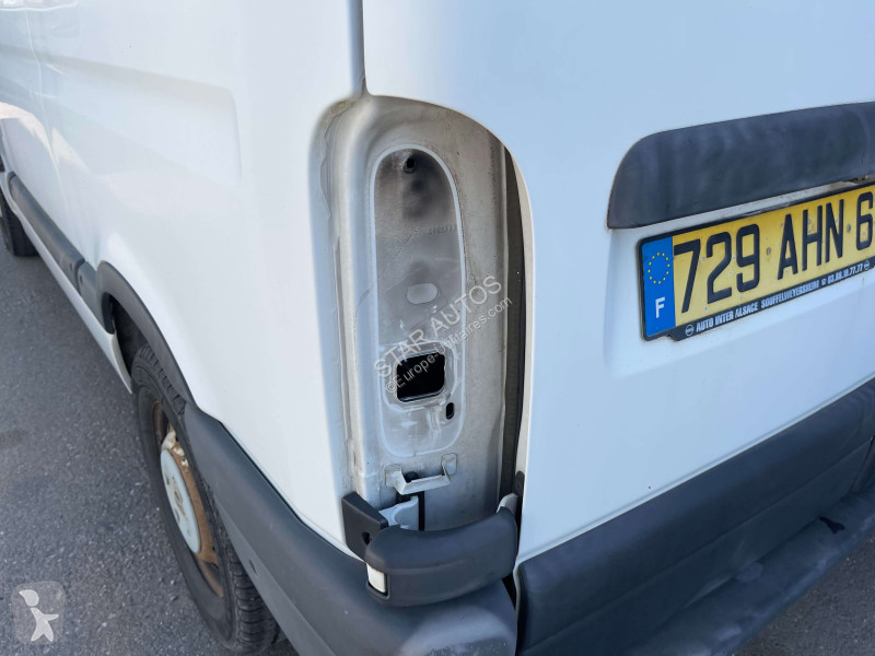 عربة نفعية Nissan