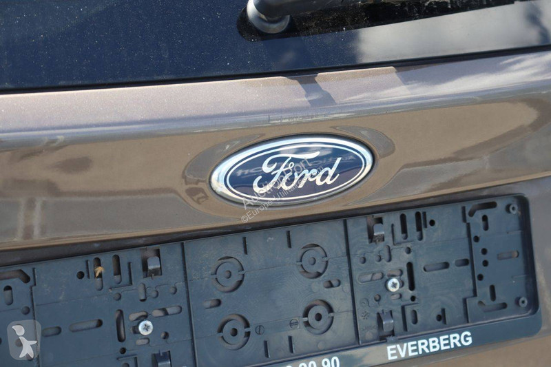 Véhicule utilitaire Ford Grand