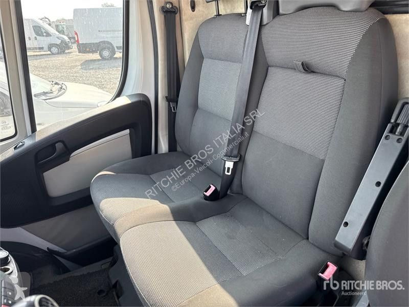 Комерційні автомобілі Peugeot Cargo Van