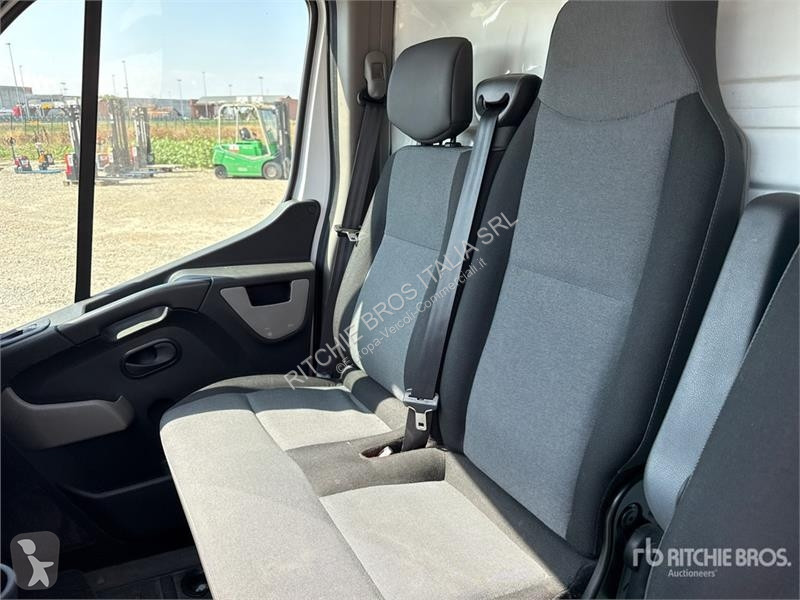 Комерційні автомобілі Renault 125DCI Cargo Van
