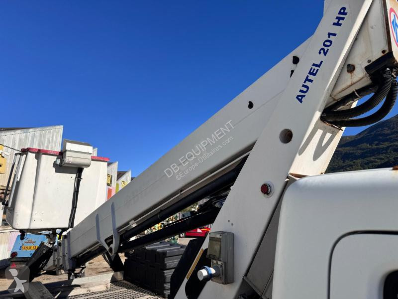 Véhicule utilitaire Nissan Camion nacelle 20m...
