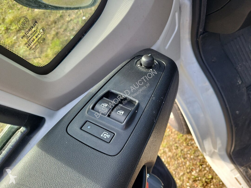 Véhicule utilitaire Peugeot 131pk