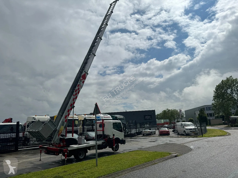 Véhicule utilitaire Nissan UNIT CABSTAR 35.13 +...