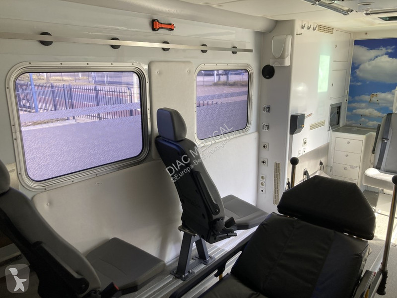 Véhicule utilitaire Mercedes Ambulance...