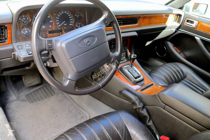 Véhicule utilitaire Jaguar XJ-12