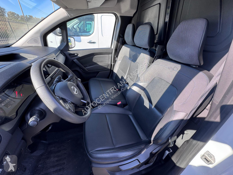 عربة نفعية Nissan