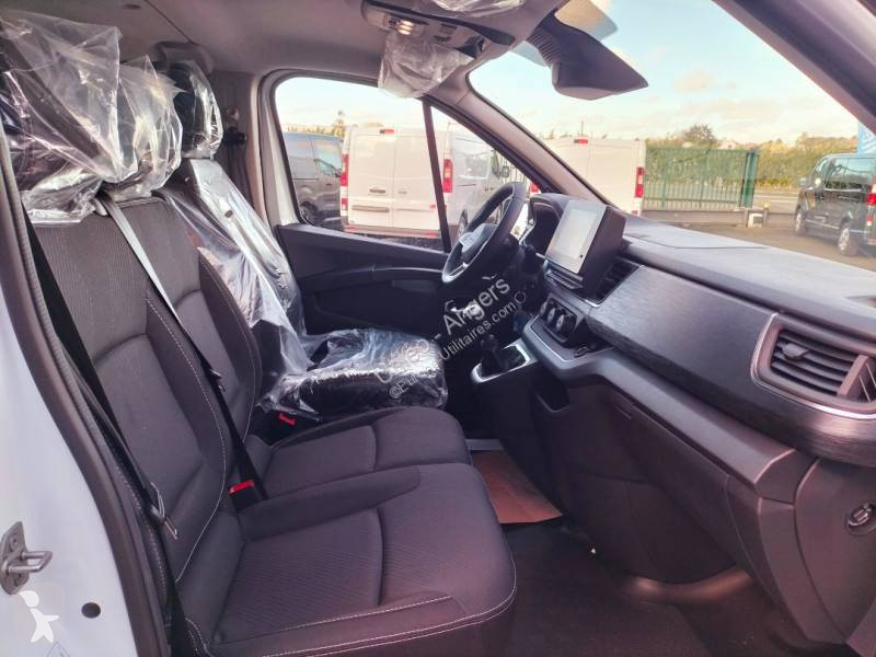 عربة نفعية Nissan