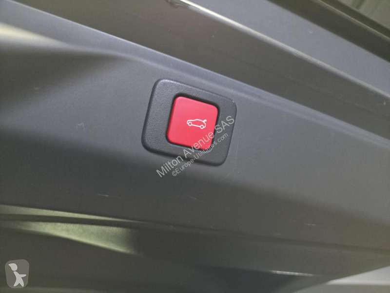 Véhicule utilitaire Peugeot 3008 1.2i Hybrid...