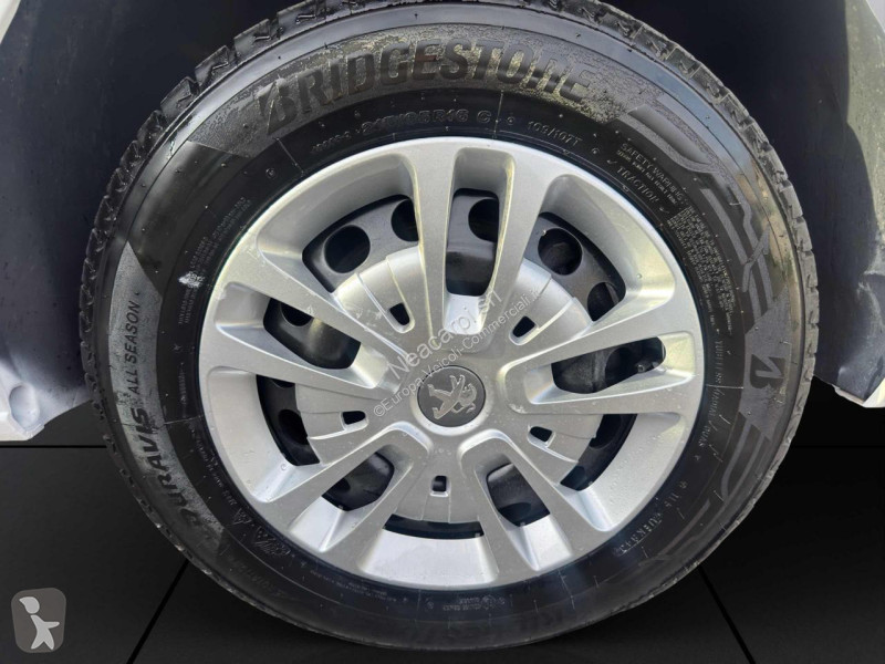 عربة نفعية Peugeot Traveller