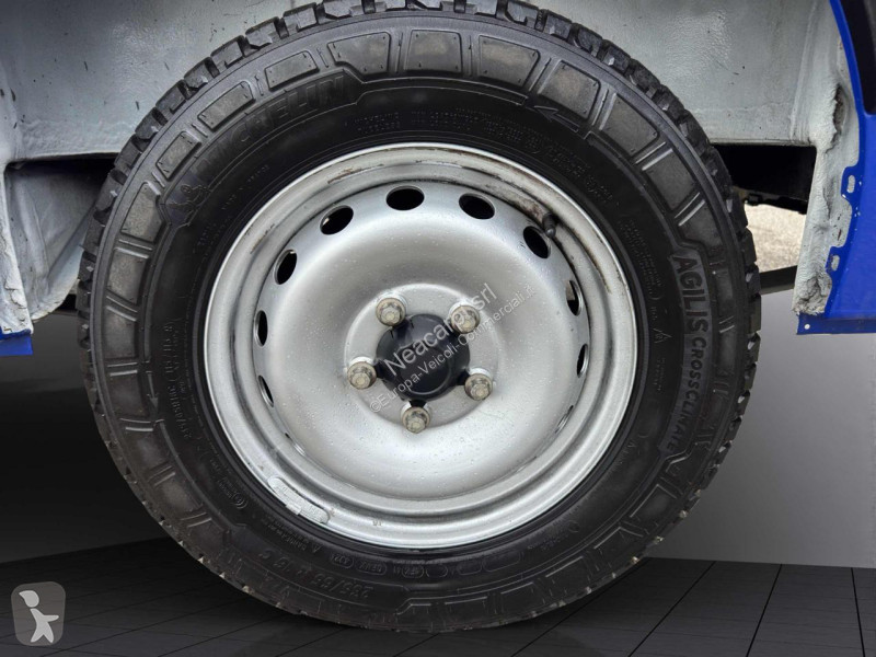 عربة نفعية Nissan