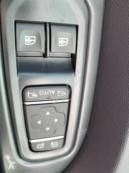 عربة نفعية Nissan
