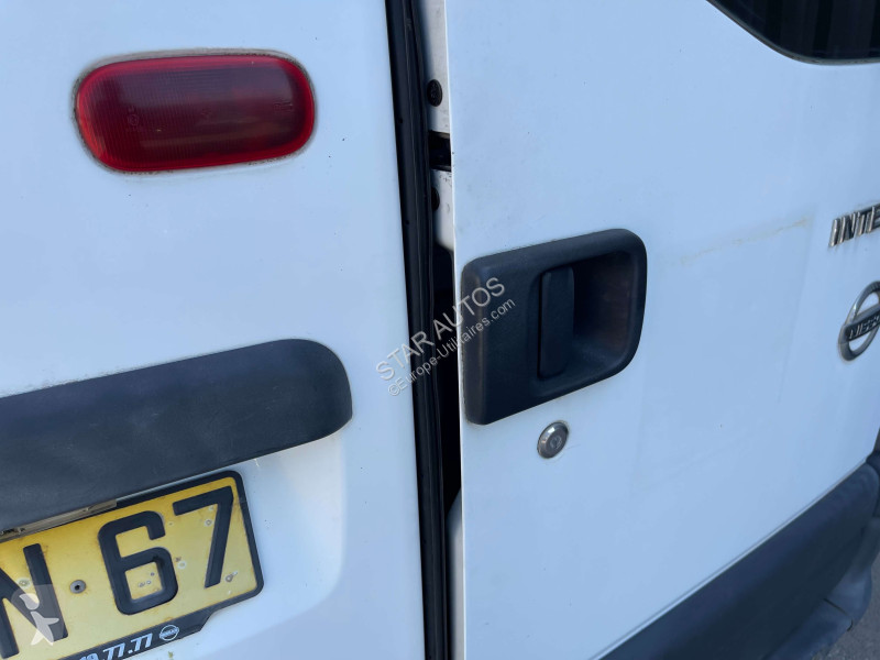 عربة نفعية Nissan