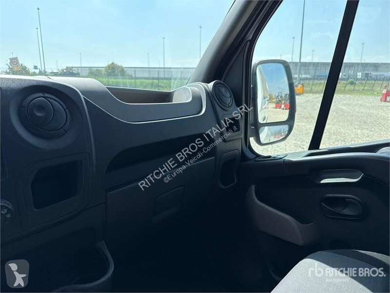 Комерційні автомобілі Renault 125DCI Cargo Van