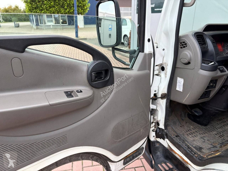 Nissan  NT400- 35.12 2.5 dCi 250 van
