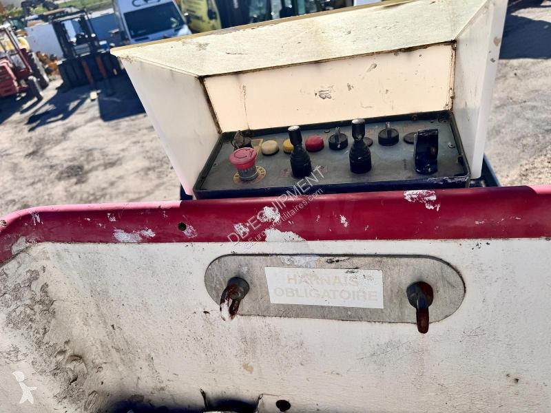 Véhicule utilitaire Nissan Camion nacelle 20m...