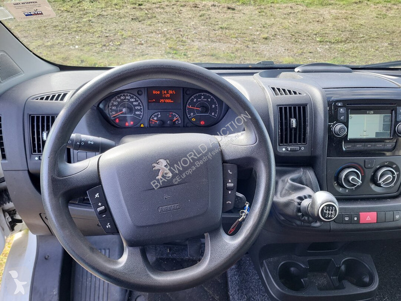 Véhicule utilitaire Peugeot 131pk