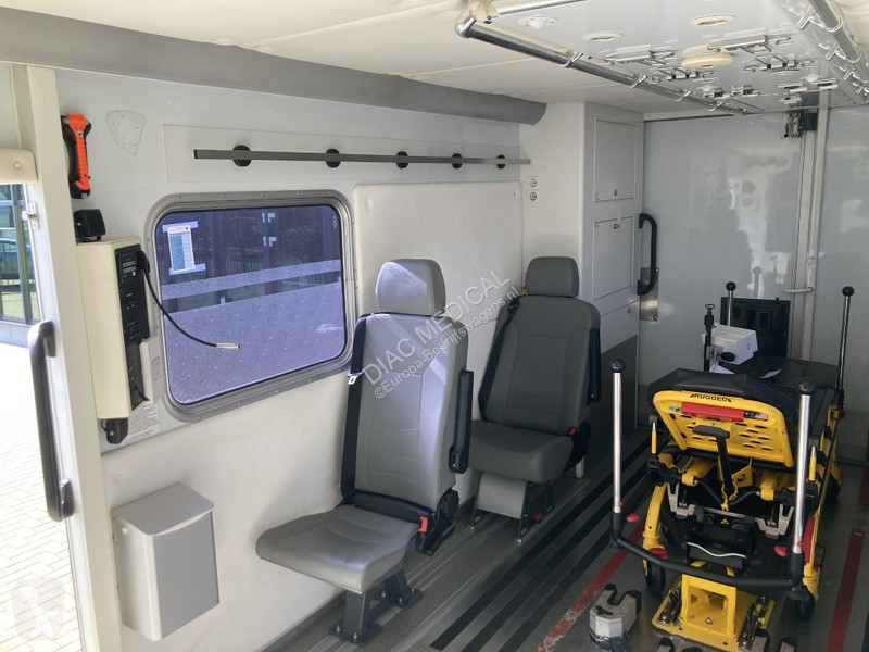 Véhicule utilitaire Mercedes Ambulance...