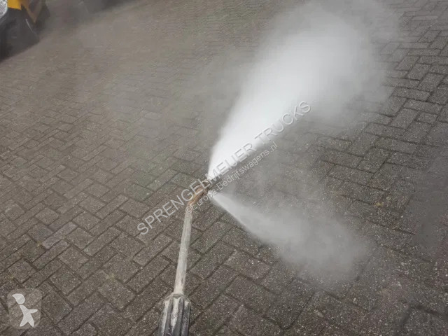 Véhicule utilitaire Mercedes met hogedrukspuit...