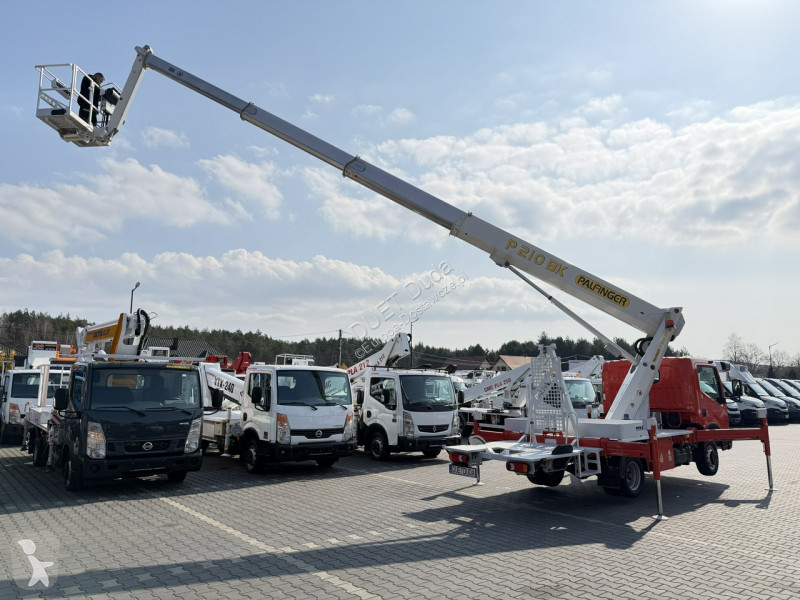 عربة نفعية Nissan