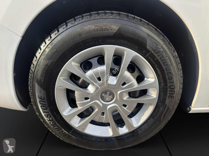 عربة نفعية Peugeot Traveller