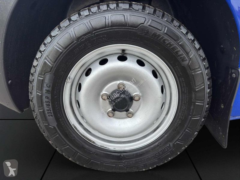 عربة نفعية Nissan