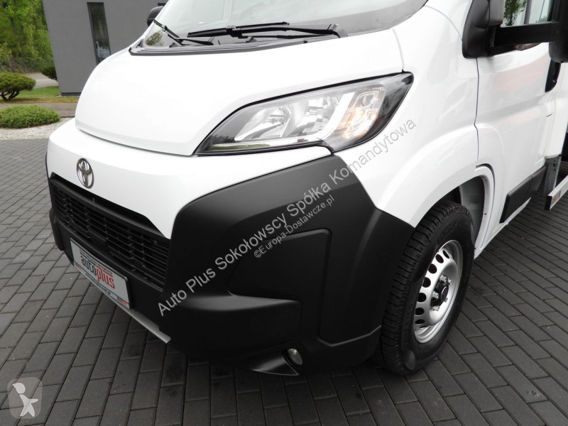 عربة نفعية Toyota MAX