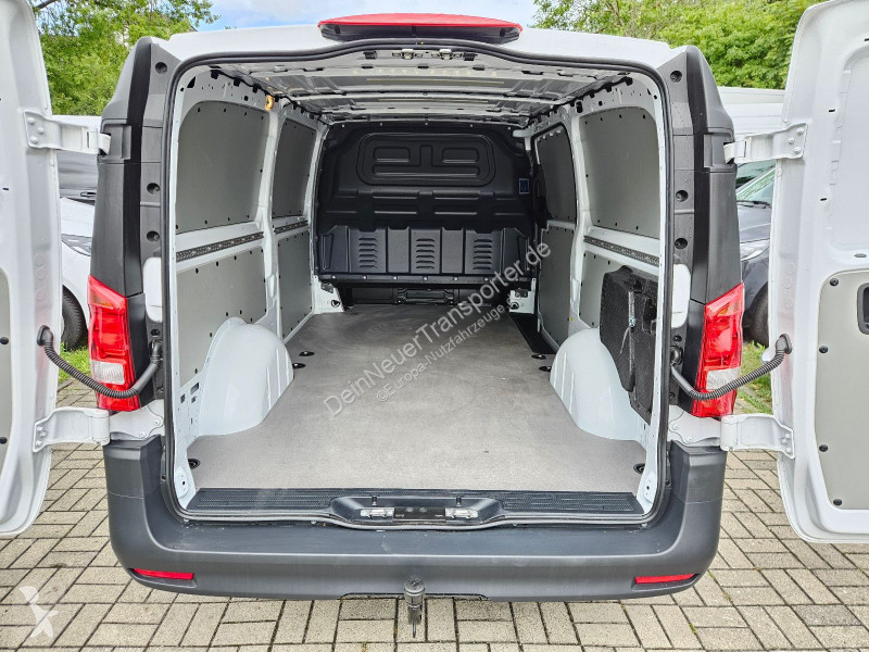 Mercedes Vito...