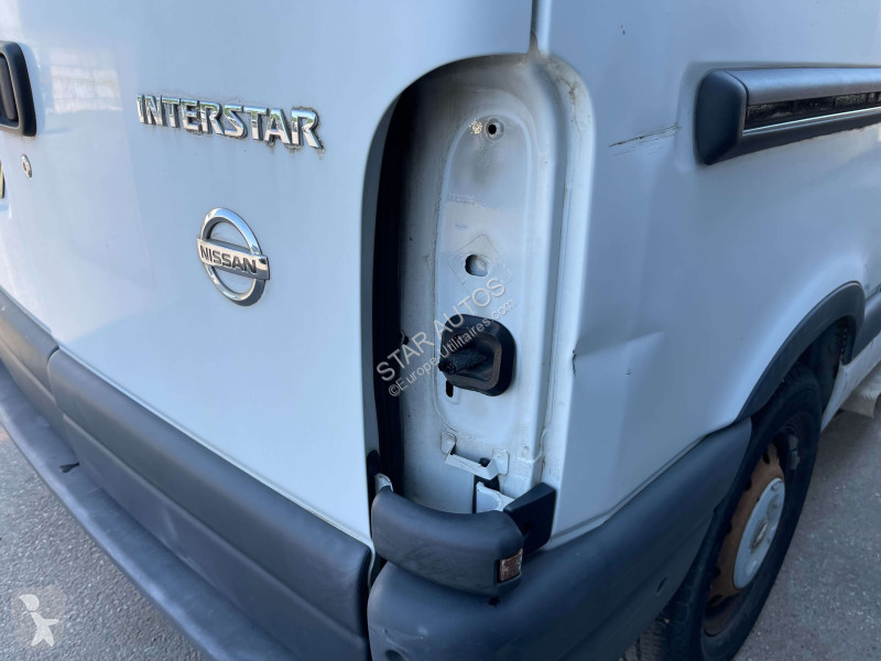 عربة نفعية Nissan