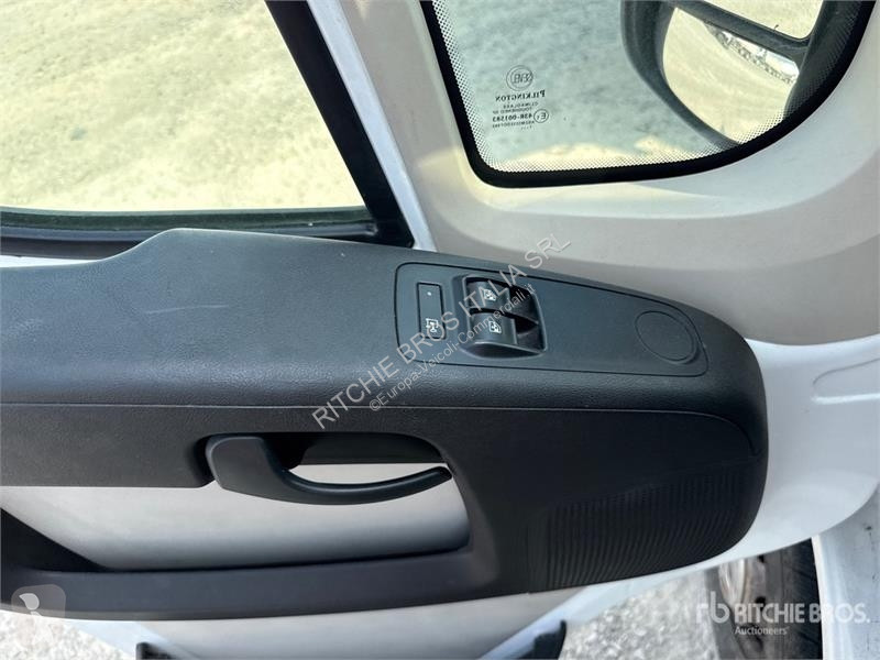 Комерційні автомобілі Peugeot Cargo Van