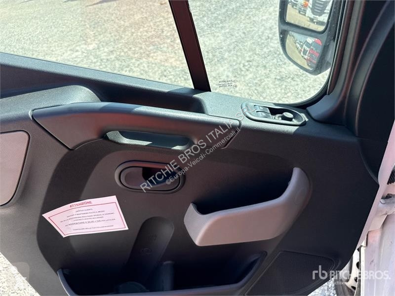Комерційні автомобілі Renault 125DCI Cargo Van