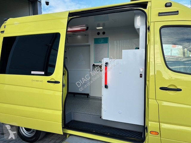 Véhicule utilitaire Mercedes L2H2 Ambulance...