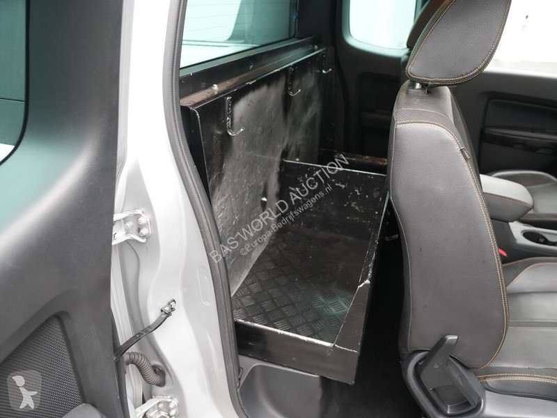 Véhicule utilitaire Ford 210pk