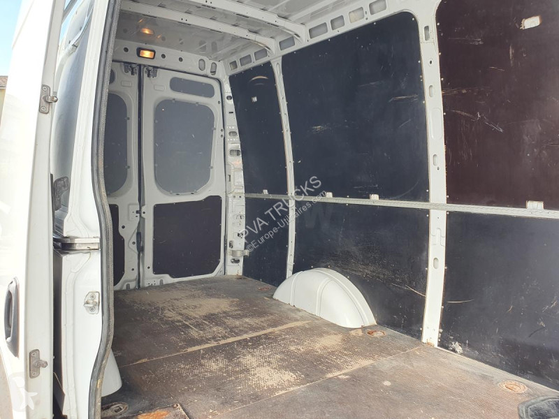 Véhicule utilitaire Iveco FGN 35 S 13 V12 H2...