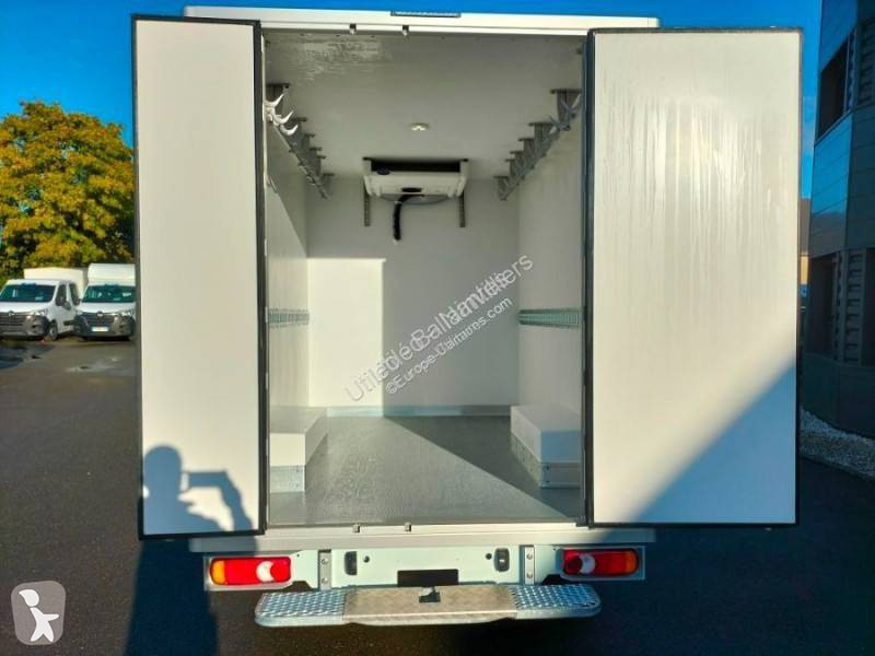 Véhicule utilitaire Nissan