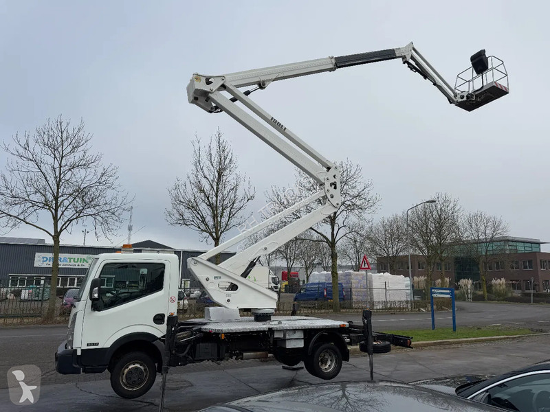 Véhicule utilitaire Nissan 35.12 + ISOLI 21...