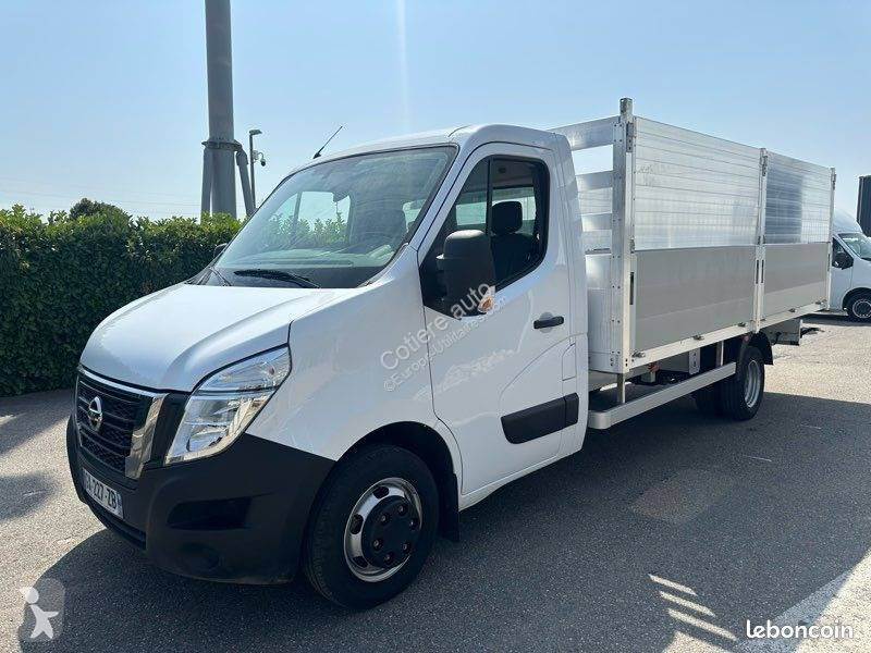 Véhicule utilitaire Nissan