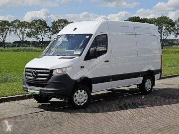 Fourgon utilitaire Mercedes