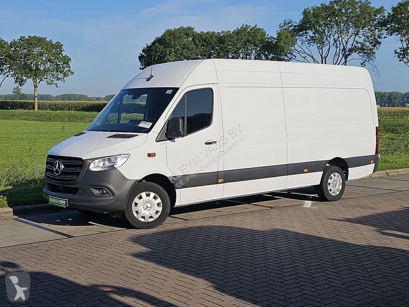 Véhicule utilitaire Mercedes 317 L3H2 Navi 360...