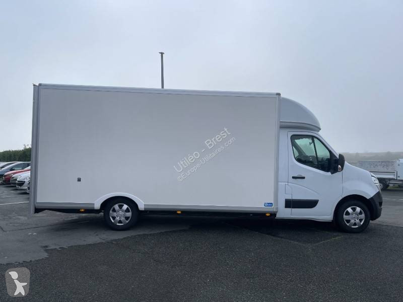 Véhicule utilitaire Nissan
