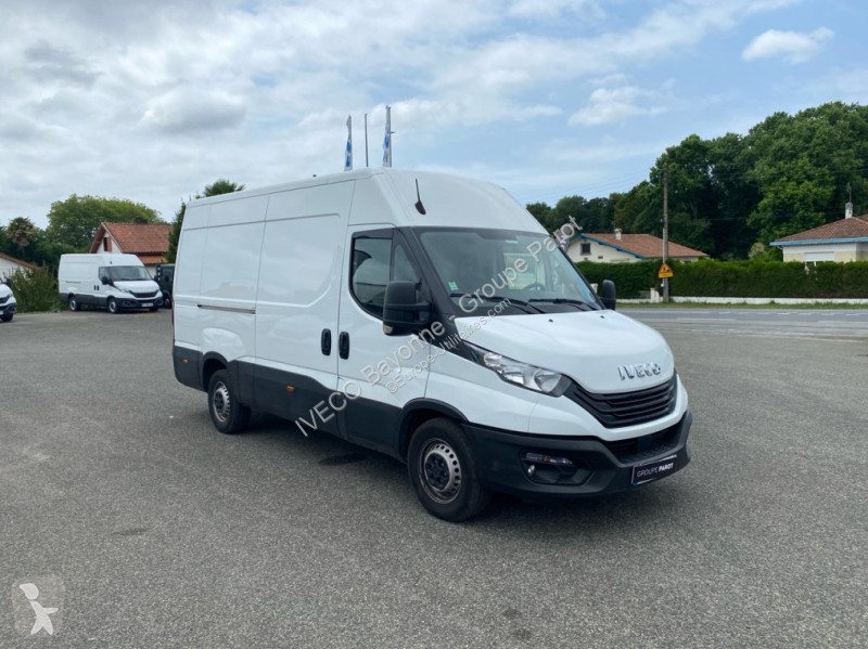 Véhicule utilitaire Iveco 35S14 V12