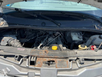 Utilitară cu prelată şi obloane Renault