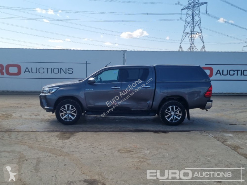 Véhicule utilitaire Toyota Hilux Invincible X