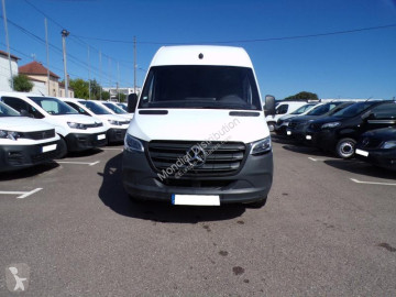 Furgón largo Mercedes