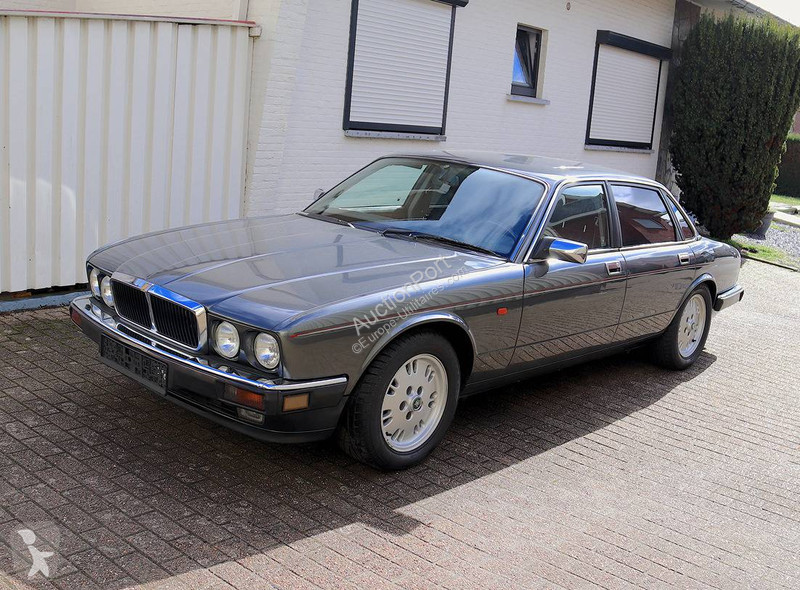 Véhicule utilitaire Jaguar XJ-12