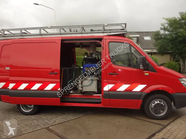 Véhicule utilitaire Mercedes met hogedrukspuit...