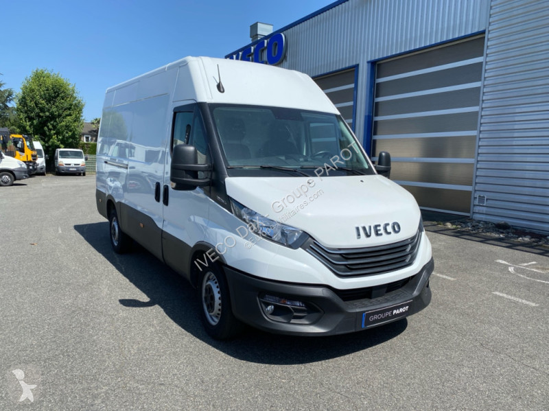 Véhicule utilitaire Iveco 35S14 V12