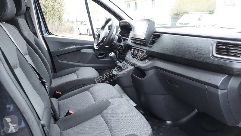 Véhicule utilitaire Renault TRAFIC III COMBI...